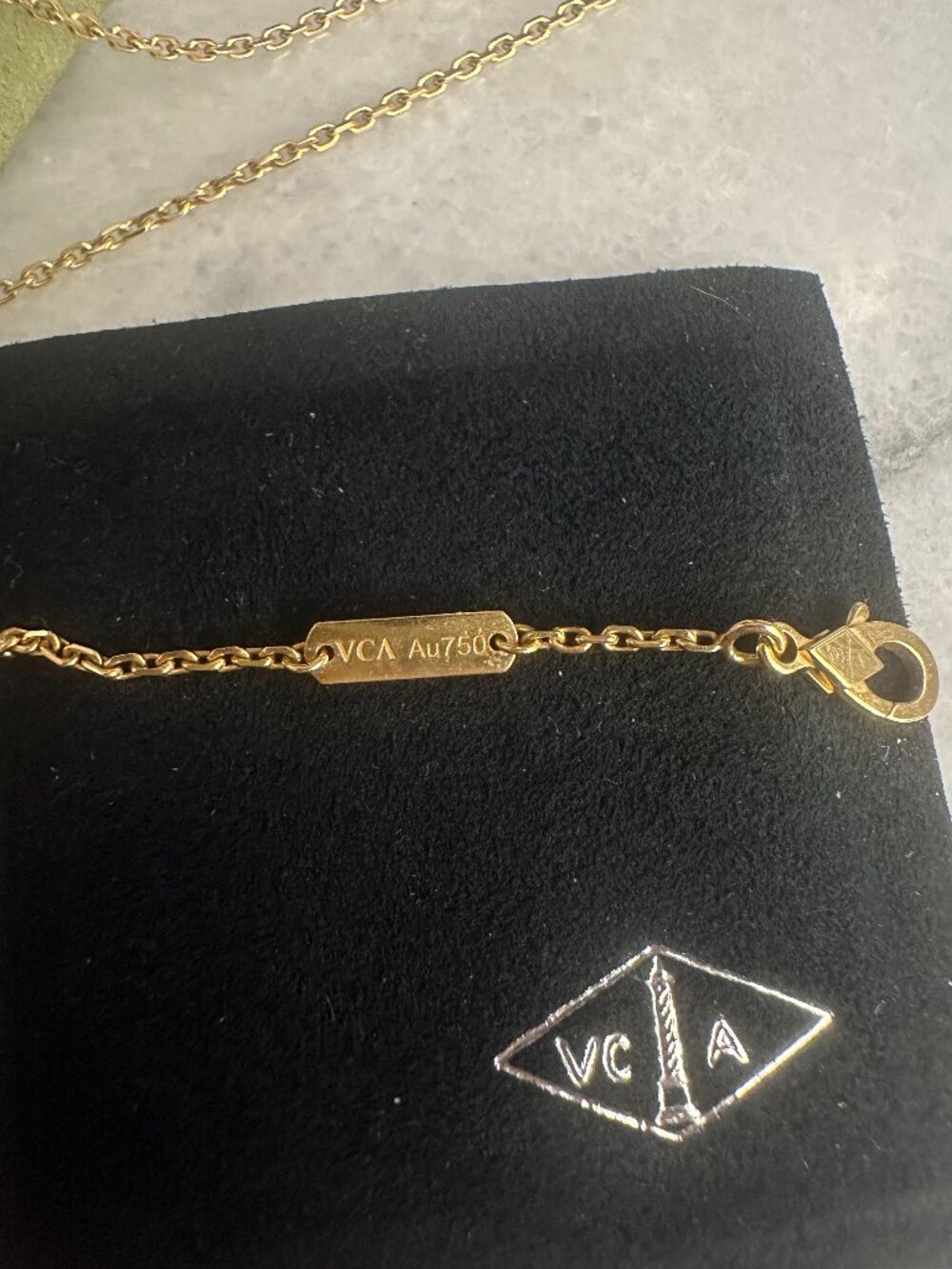 Van Cleef & Arpels Vintage Alhambra Necklace in Onyx and Yellow Gold - Picture 8 of 13